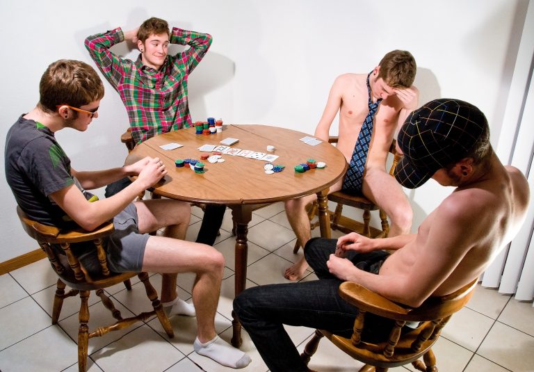 Jugadores disfrutando de una partida de strip póker