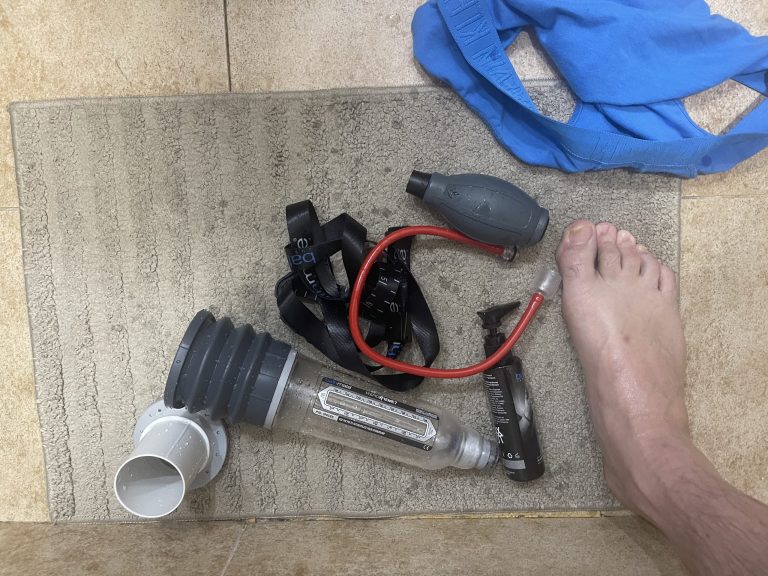 Hombre usando Bathmate con suero Max Out