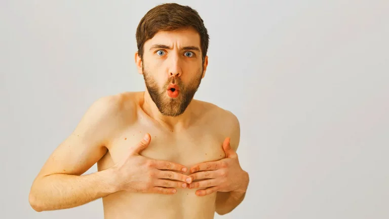 Hombre disfrutando de la estimulación de los pezones