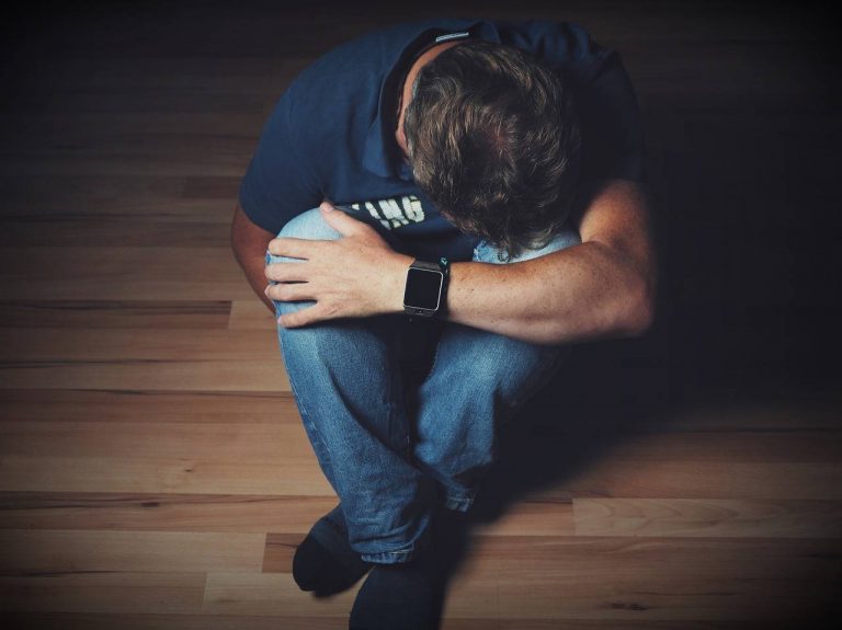 Hombres conversando sobre salud mental